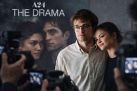 Alles zum Start von „The Drama“ am 3. April 2026 in Deutschland. Details zur Handlung mit Zendaya & Robert Pattinson, Ticketpreisen und Kinos. Erleben Sie das A24-Highlight des Jahres live