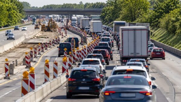 A2 und Berliner Ring Richtung Magdeburg: Wo Baustellen und Staus Pendler treffen. Aktuelle Sperrungen, Engp&auml;sse, Umleitungen und Zeiten mit h&ouml;chstem Verkehrsaufkommen im &Uuml;berblick.