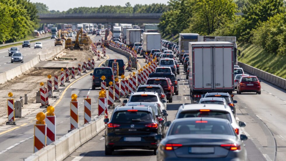 A2 und Berliner Ring Richtung Magdeburg: Wo Baustellen und Staus Pendler treffen. Aktuelle Sperrungen, Engpässe, Umleitungen und Zeiten mit höchstem Verkehrsaufkommen im Überblick.