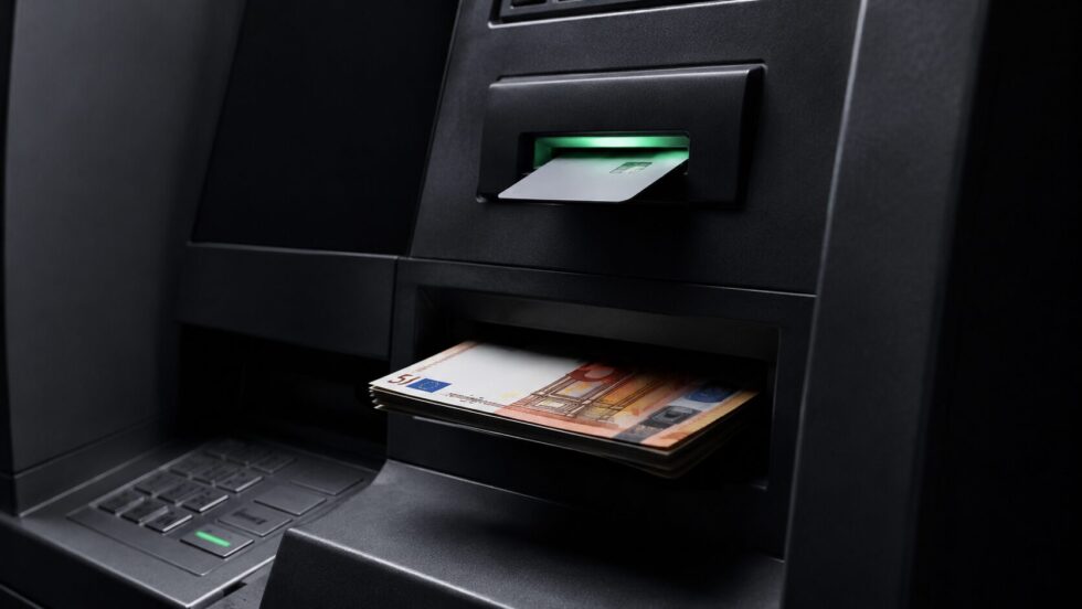 Bargeld am Geldautomaten: Warum Banken die Karte zuerst ausgeben, was die 30-Sekunden-Regel bedeutet und was passiert, wenn Karte oder Geld im Automaten vergessen werden.