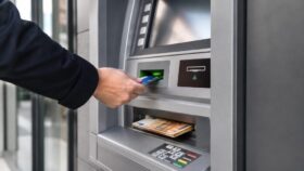 Bargeld am Geldautomaten: Warum Banken die Karte zuerst ausgeben, was die 30-Sekunden-Regel bedeutet und was passiert, wenn Karte oder Geld im Automaten vergessen werden.