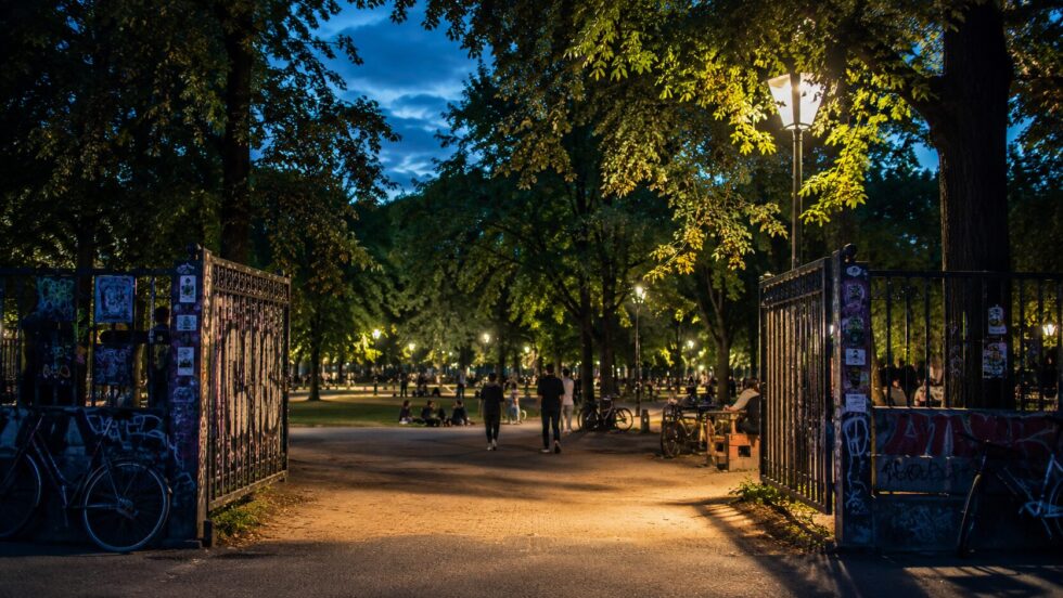 Görlitzer Park bleibt vorerst auch nachts geöffnet. Am 1. Juni 2026 hat das Verwaltungsgericht Berlin die seit März geltende nächtliche Schließung des Parks vorläufig gestoppt und erhebliche Zweifel an der Rechtmäßigkeit der Maßnahmen des Berliner Senats erkennen lassen. Bis zu einer endgültigen gerichtlichen Entscheidung dürfen die Tore des Parks nachts nicht geschlossen werden.