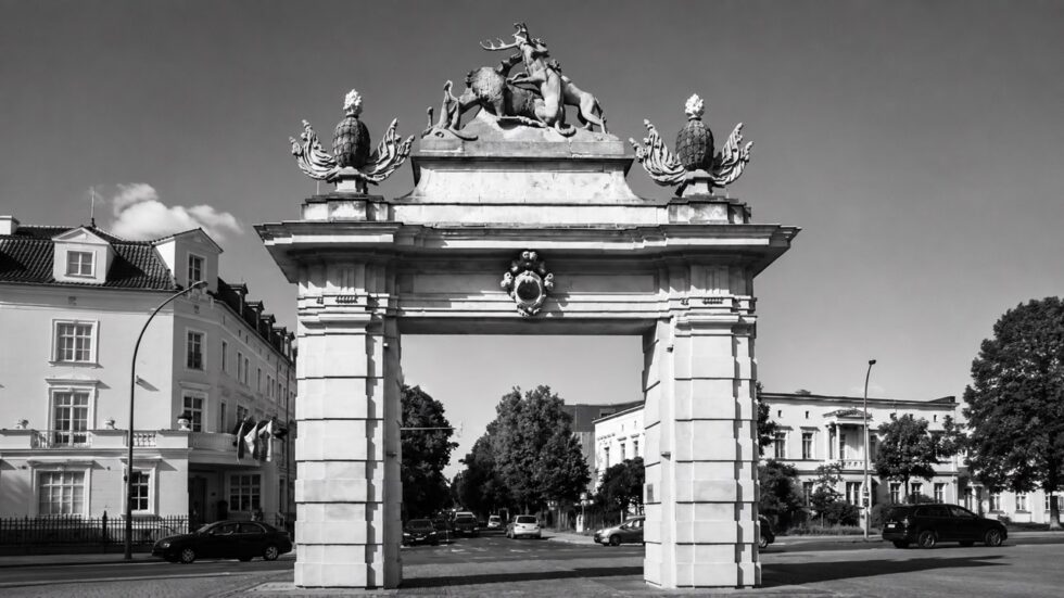 Das Jägertor in Potsdam stammt von 1733 und ist das einzige barocke Stadttor der zweiten Erweiterung im Original. Geschichte, Jagdsymbolik, Stadtmauer, Restaurierung und Sehenswürdigkeiten.